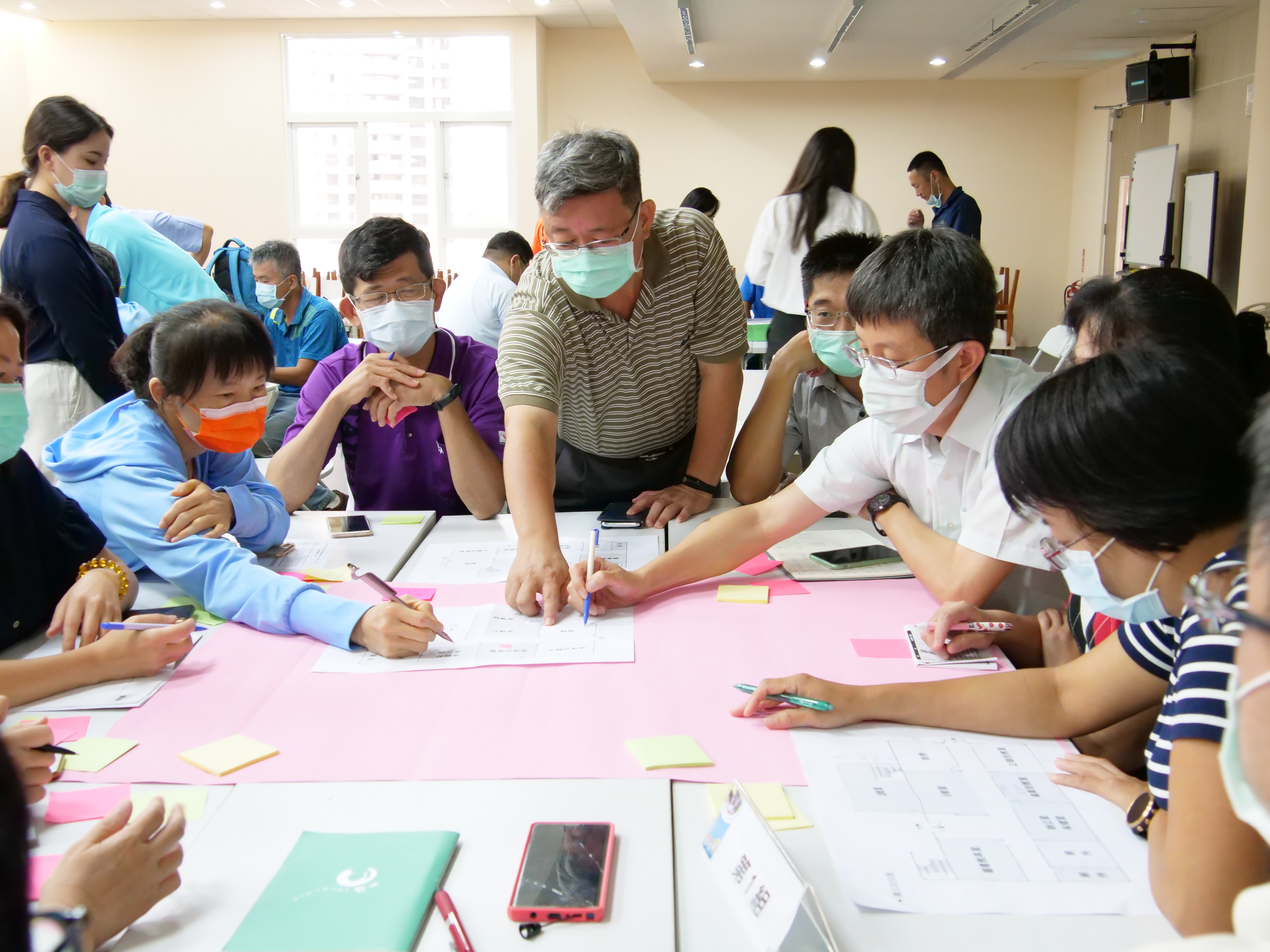 109年防災教育工作坊助教增能研習第2場次-第1組組員討論情形