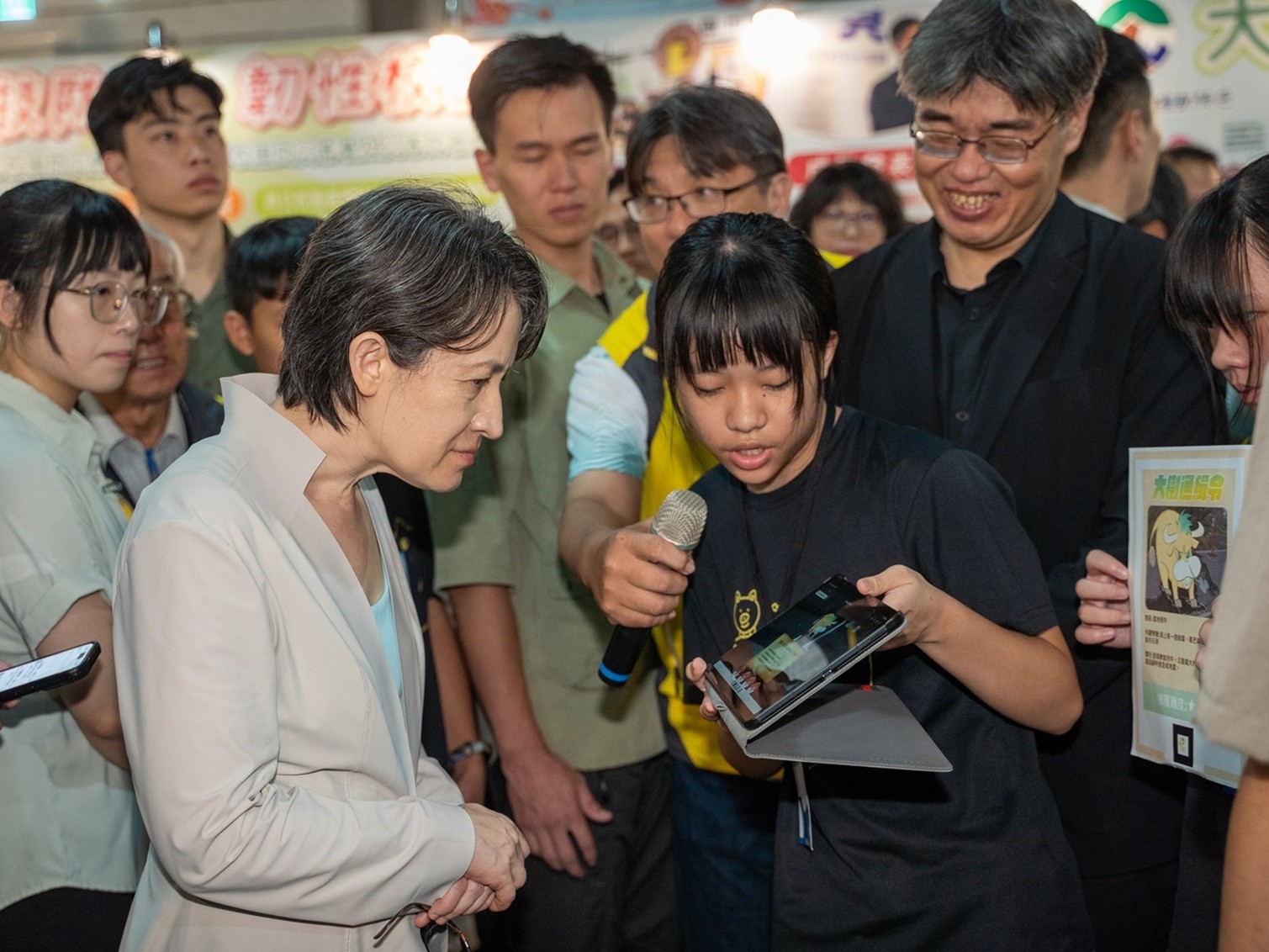 LightBox-蕭美琴副總統與同學互動_(2)